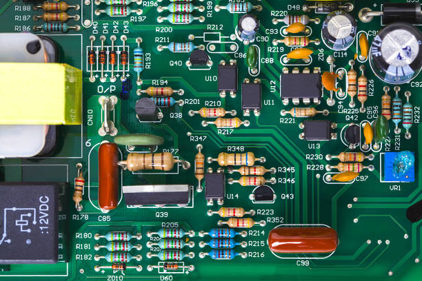 carte mère avec microprocesseur, microchip - condensateur photos et images de collection