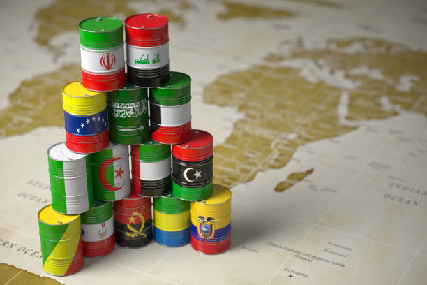 koncepcji opec. baryłki ropy w kolorze flag krajów memebers opec na tle światowej mapy politycznej. - opec zdjęcia i obrazy z banku zdjęć