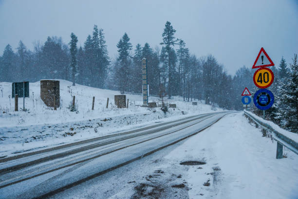 mountain road in the winter - lumber industry cold day forest imagens e fotografias de stock