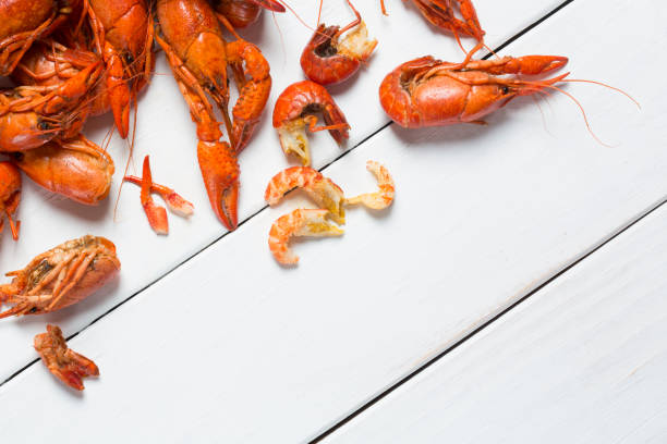 gotowane raki na białym tle - crayfish new orleans cajun food louisiana zdjęcia i obrazy z banku zdjęć