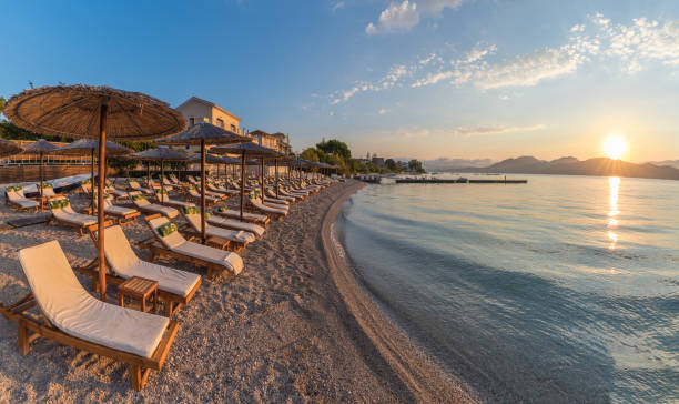 サンベッド、ビーチ、コルフの傘 - corfu greece sea beach ストックフォトと画像