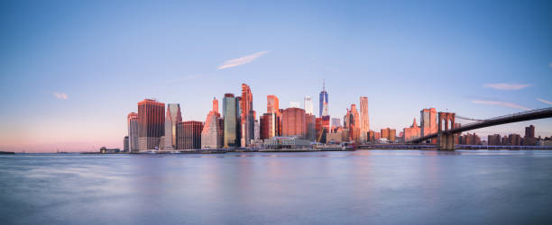 widok poziomy manhattan downton niebieski godzina brooklyn bridge - new york city new york state brooklyn clear sky zdjęcia i obrazy z banku zdjęć