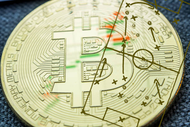 trading-taktiken in fintech bereich mit krypto währungen vor allem bitcoin - bolzen grafiken stock-fotos und bilder