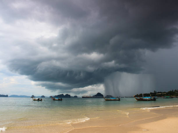 forti nubi temporalesco con albero piogge torrenziale sul mare di anderman - thailandia - tempesta tropicale foto e immagini stock