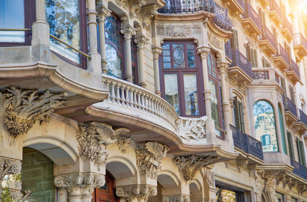 barcelona altstadt straßen bei sonnenuntergang - passeig de gracia stock-fotos und bilder