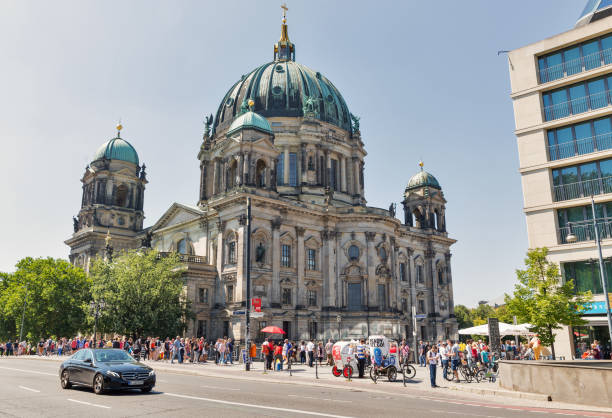 собор купола berliner в берлине, германия. - berlin cathedral berlin germany museum island sunlight стоковые фото и изображения