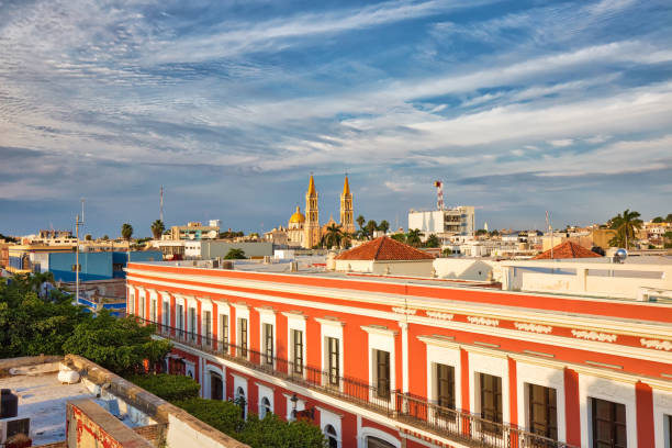 panorama der altstadt mazatlan, mexiko - scenics building exterior tourist resort orange stock-fotos und bilder