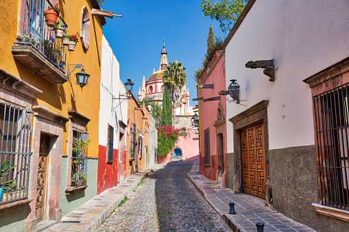 Mexico, Colorful buildings and streets of San Miguel de Allende in historic city center