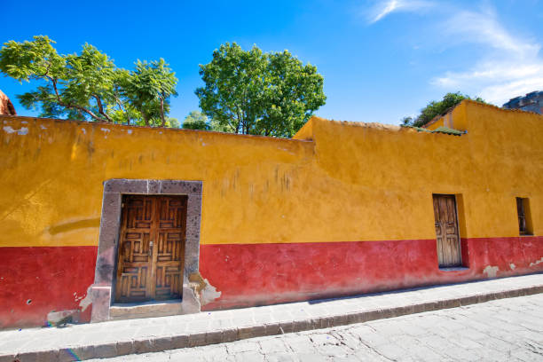 мексика, красочные здания и улицы сан-мигель-де-альенде в историческом центре города - mexico san miguel de allende wall road стоковые фото и изображения