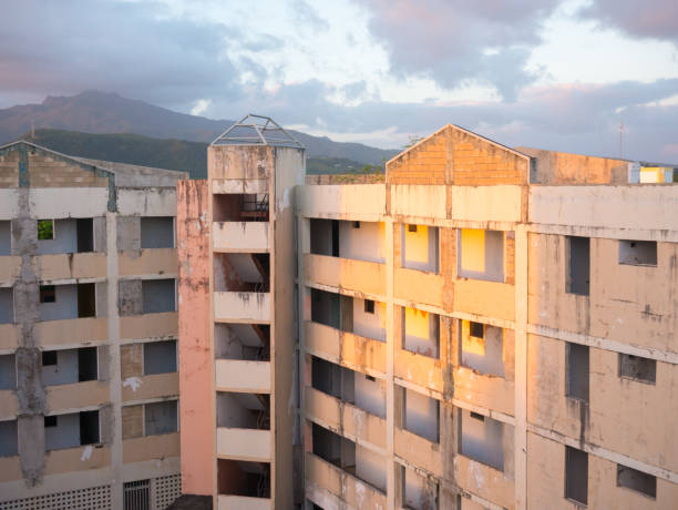 temporada de huracanes: destrucción de edificios abandonados cerca de la costa; tiempo, seguridad en primer lugar, reconstruir las ideas de la comunidad - hurricane caribbean house storm fotografías e imágenes de stock