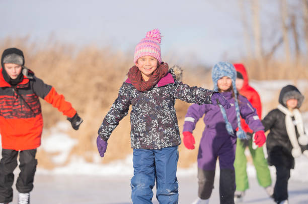istock Skating With Friends 1125172025