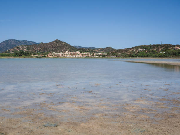 estanque de notteri en villasimius y en el fondo la villa turística de tanka resort, sardinia. - 24409 fotografías e imágenes de stock