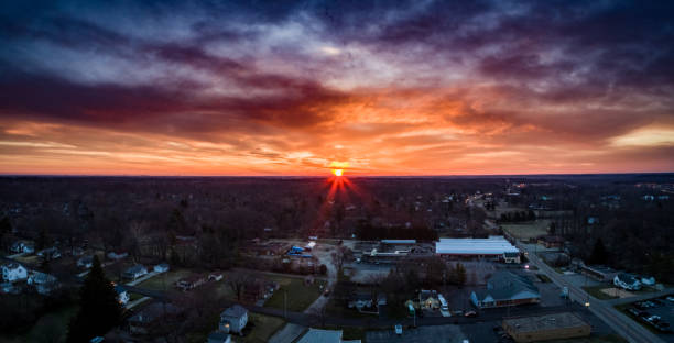 orange sunrise en los burbs - orange ohio fotografías e imágenes de stock