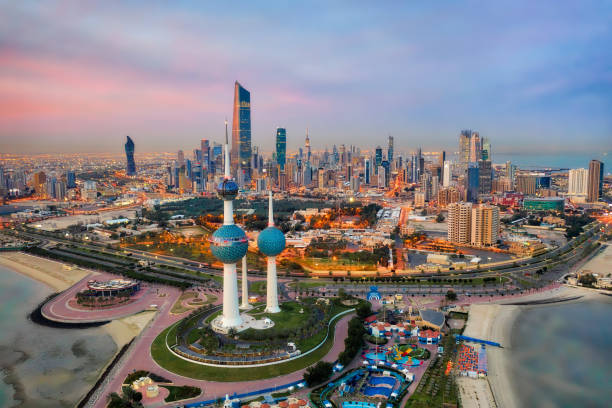 kuwait tower city skyline glowing at night, taken in kuwait in december 2018 taken in hdr - 55% imagens e fotografias de stock