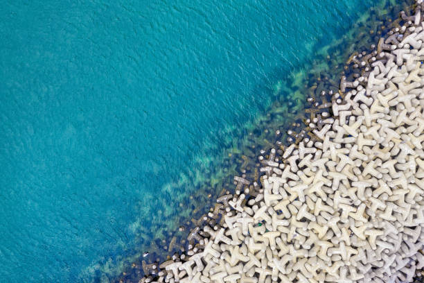 tétrapode jetée dans l’eau turquoise, pris au koweït en décembre 2018 prise en hdr - horizon over water white green blue photos et images de collection