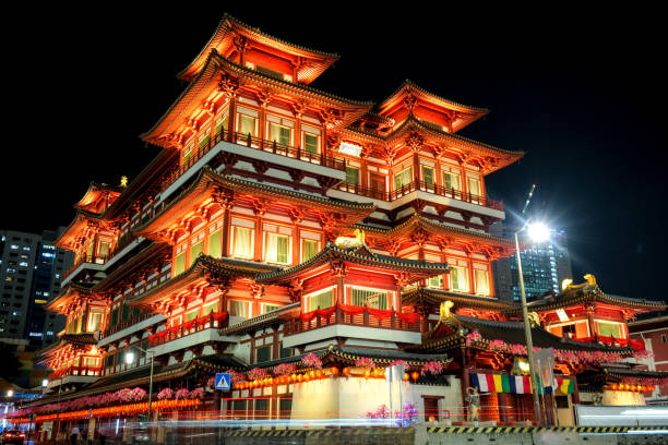 tempio della reliquia del buddha di notte - temple singapore city singapore buddhism foto e immagini stock