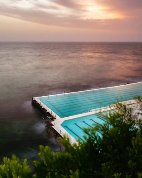 piscina all'alba - sunrise sun gold sea foto e immagini stock