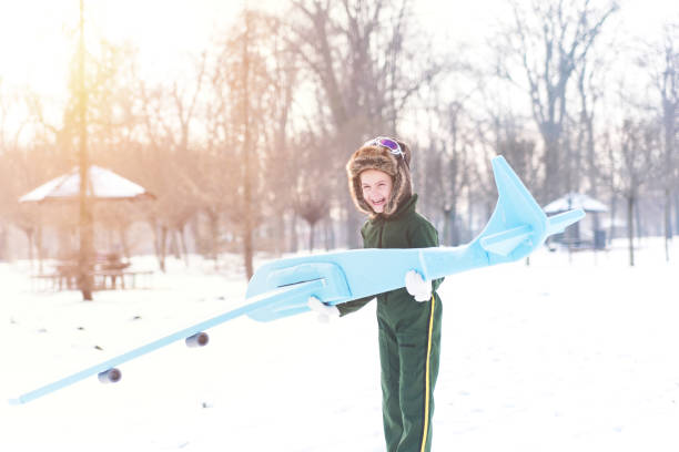 dziecko bawi się z samolotem - playground snow winter little girls zdjęcia i obrazy z banku zdjęć
