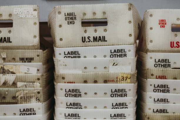 bulk mail tabletts - mailen sie uns post office mailing - mailbox mail us mail letter stock-fotos und bilder