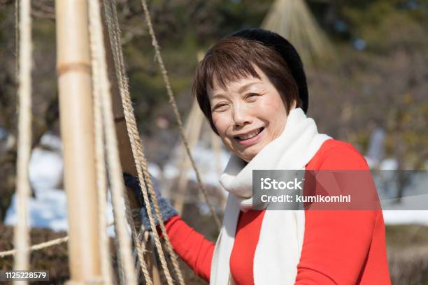 雪を楽しむ年配の日本人女性