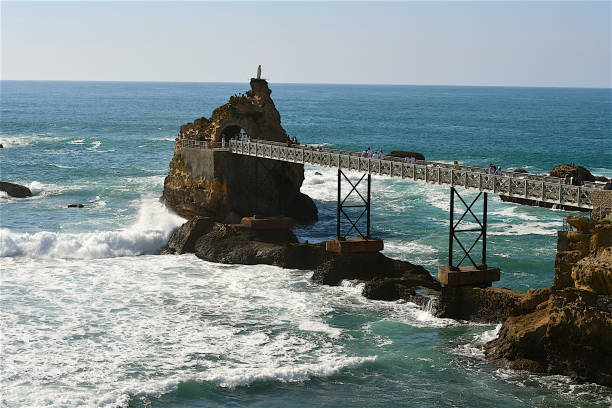 le rocher de la vierge, biarritz, frankreich. - rocher de la vierge stock-fotos und bilder