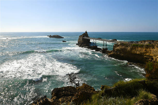 le rocher de la vierge, biarritz, frança. - rocher de la vierge - fotografias e filmes do acervo