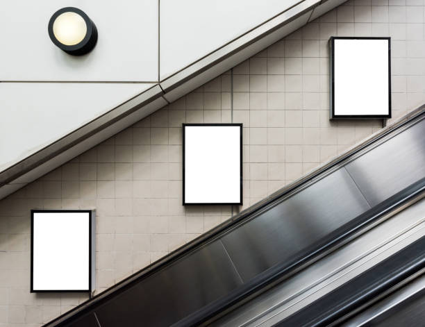 mock up plakat szablon mediów reklamy wyświetlane w stacja metra schody ruchome - escalator zdjęcia i obrazy z banku zdjęć