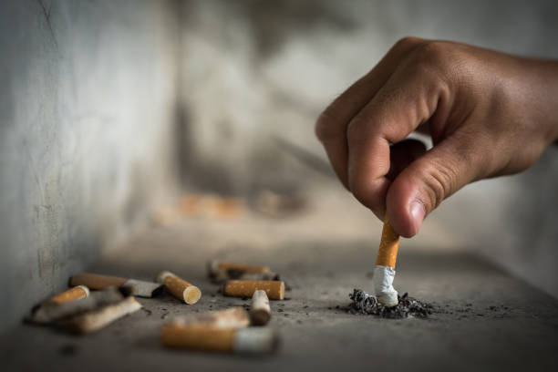 담배, 담배 꽁 초 밖으로 퍼 팅 하는 손 - 티켓 스텁 뉴스 사진 이미지