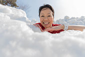 雪の中で楽しい時を過す日本人女性