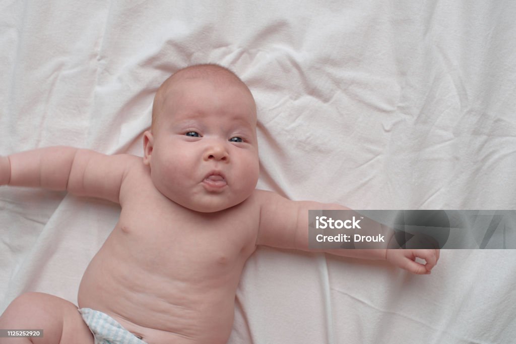 Weg huis Bereid leven De Liggende Baby Spreidt Zijn Armen Wijd En Over Trekt Stockfoto en meer  beelden van Baby - iStock
