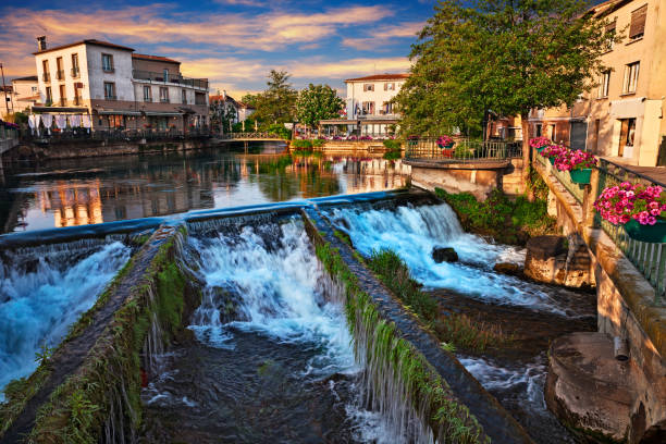 l ' isle-sur-la-sorgue, vaucluse, francia: paisaje en el amanecer de la ciudad rodeada de los canales de agua - tree waterfall water river fotografías e imágenes de stock