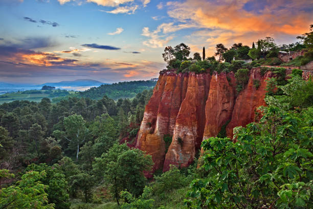 oldroussillon, provenza, francia: paesaggio all'alba delle rocce ocra e della valle nel parco naturale del luberon - yellow landscapes nature park foto e immagini stock