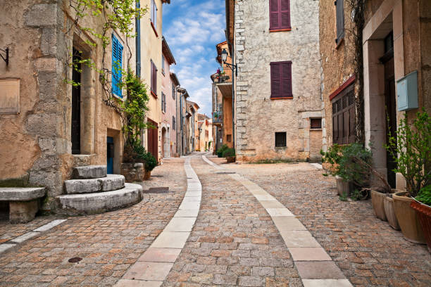 mons, var, provenza, francia: paisaje urbano de la antigua aldea - narrow alley fotografías e imágenes de stock