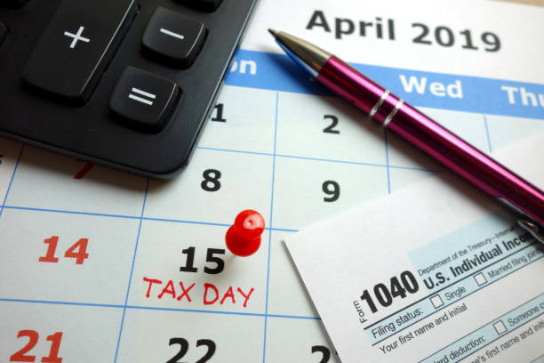 impuestos al día marcan en abril de 2019 calendario mensual - calendar tax april day fotografías e imágenes de stock