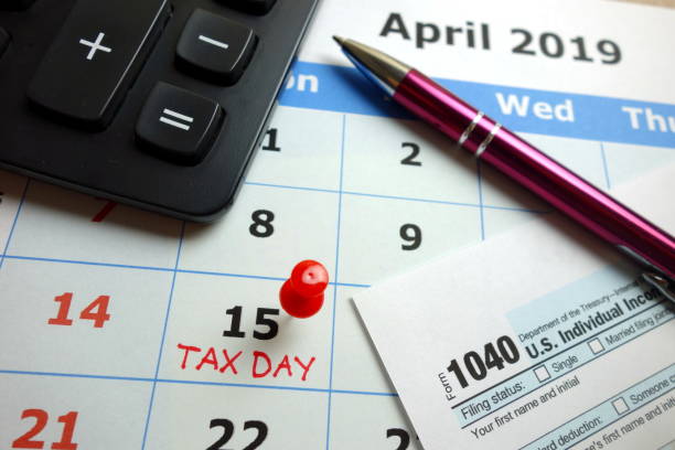 dzień podatkowy oznaczony w kalendarzu miesięcznym na kwiecień 2019 r. - calendar tax april day zdjęcia i obrazy z banku zdjęć