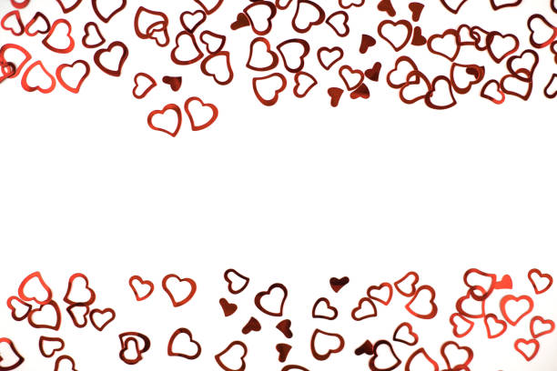 cuoritti di coriandoli rossi su sfondo bianco. - heart shape confetti small red foto e immagini stock