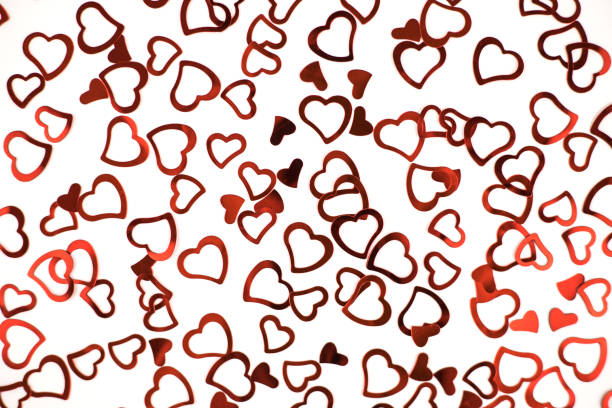 cuoritti di coriandoli rossi su sfondo bianco. - heart shape confetti small red foto e immagini stock