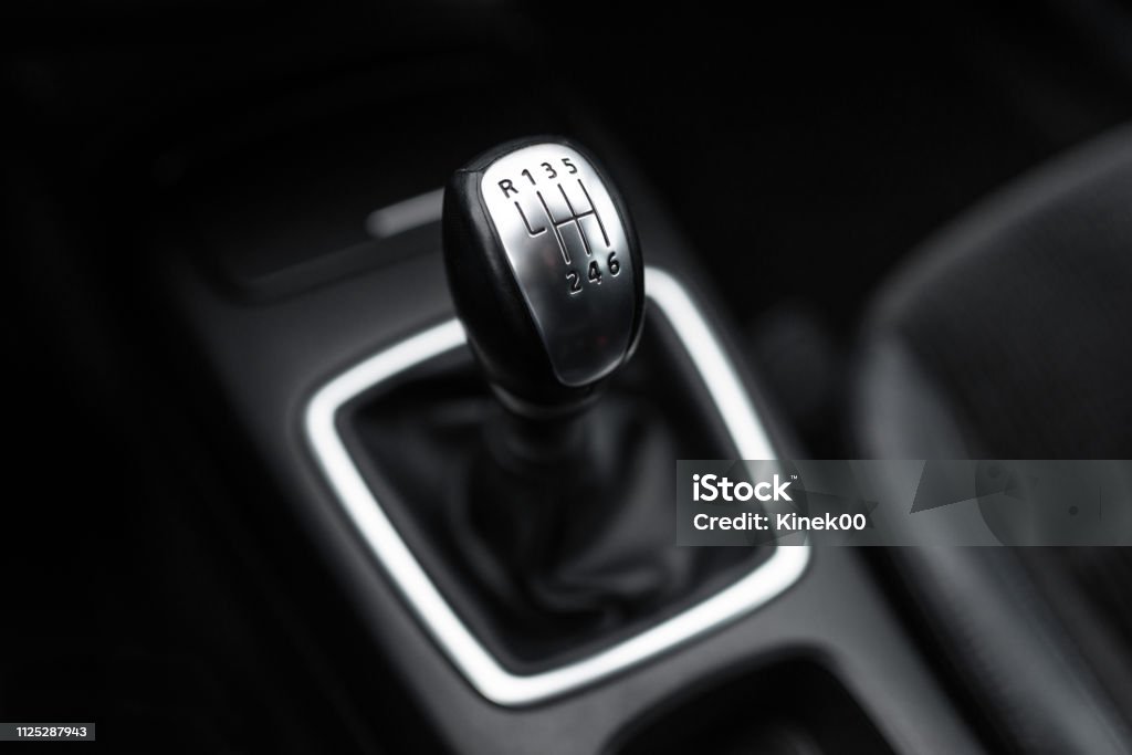 Schwarzes Interieur Eines Modernen Autos Sechsgangschaltgetriebe Auto  Schalthebel Stockfoto und mehr Bilder von Veränderung - iStock