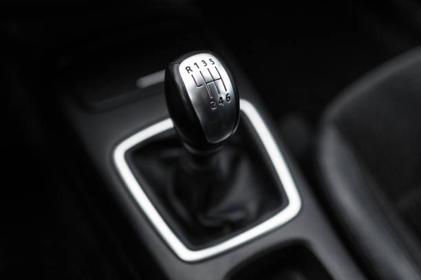 черный интерьер современного автомобиля, шестикоупенчатый рычаг переключения передач с механической сменой. - gearshift change speed shifter стоковые фото и изображения