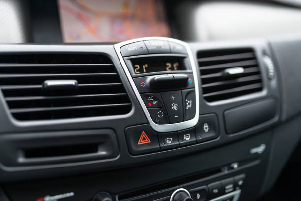 interno del cruscotto dell'auto moderna. pozzetto nero con pulsante e icona per l'opzione del condizionatore d'aria, pulsanti di riscaldamento dei finestri dell'auto e pulsante luci di emergenza. - car vehicle interior inside of dashboard foto e immagini stock