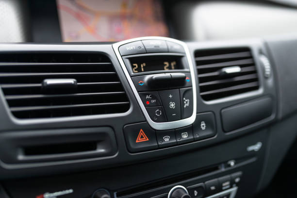 現代の車の車内のダッシュ ボード。ボタン、エアコン オプション、車ウィンドウ加熱ボタンと緊急時のライトのボタンのアイコンと黒のコックピット。 - car indoors inside of vehicle interior ストックフォトと画像