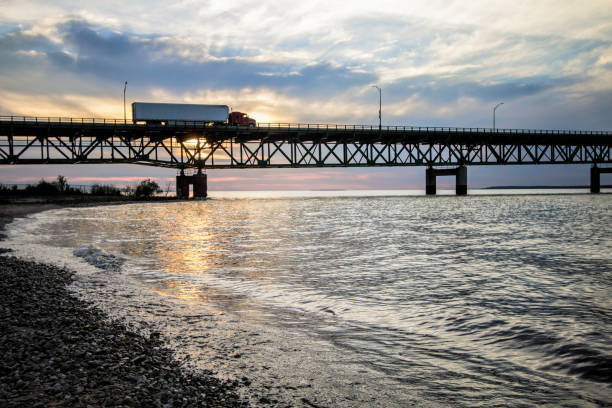 semi-camion che attraversa il ponte dell'ara sulla interstate 75 - straits of mackinac foto e immagini stock