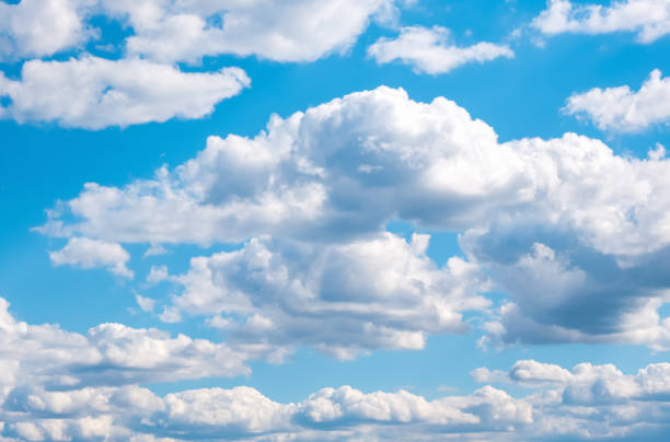 青い空に白い雲、自然の背景 - cumulus cloud ストックフォトと画像