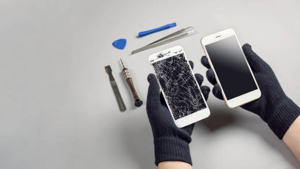 technician repairing broken smartphone on desk - hardware store fotos imagens e fotografias de stock