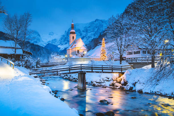 chiesa di ramsau nel crepuscolo invernale, baviera, germania - snow chapel christmas germany foto e immagini stock