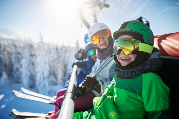 family enjoying skiing on sunny winter day - skiing snow sport mountain imagens e fotografias de stock