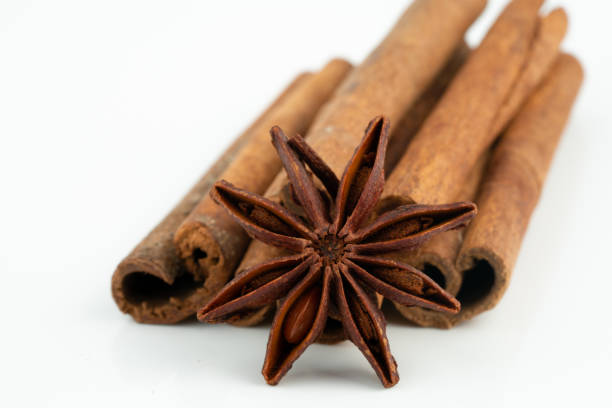 cinnamon and anise cinnamon and anise on white kayu manis stock pictures, royalty-free photos & images