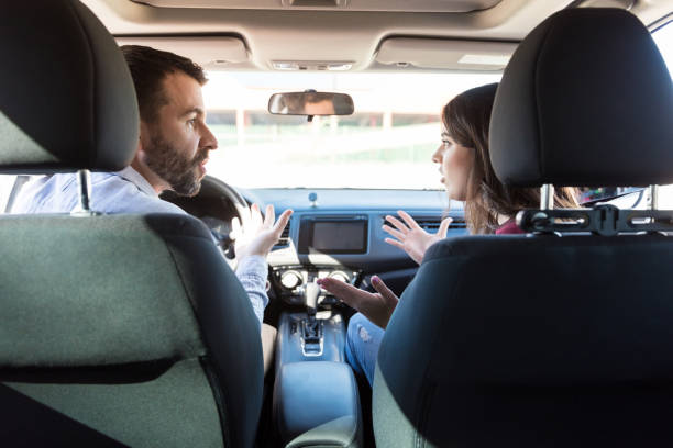 uomo e donna che combattono in auto - back lite foto e immagini stock