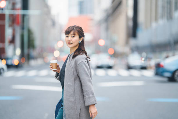커피를 들고 하는 동안 사업가 횡단 거리 - japan tokyo prefecture city women 뉴스 사진 이미지
