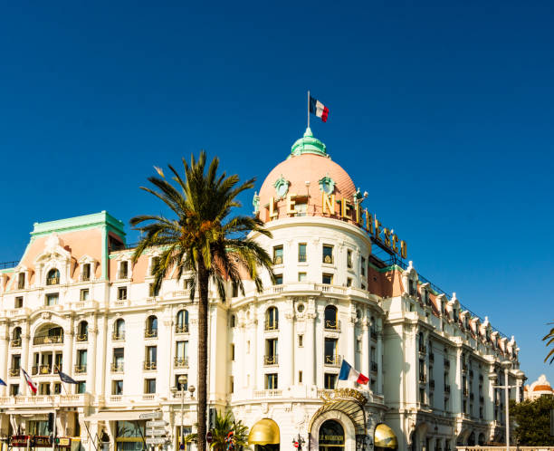 nizza, frankreich - 2019. hotel negresco ist das berühmte luxushotel auf der promenade des anglais in nizza. - city of nice france french riviera promenade des anglais stock-fotos und bilder